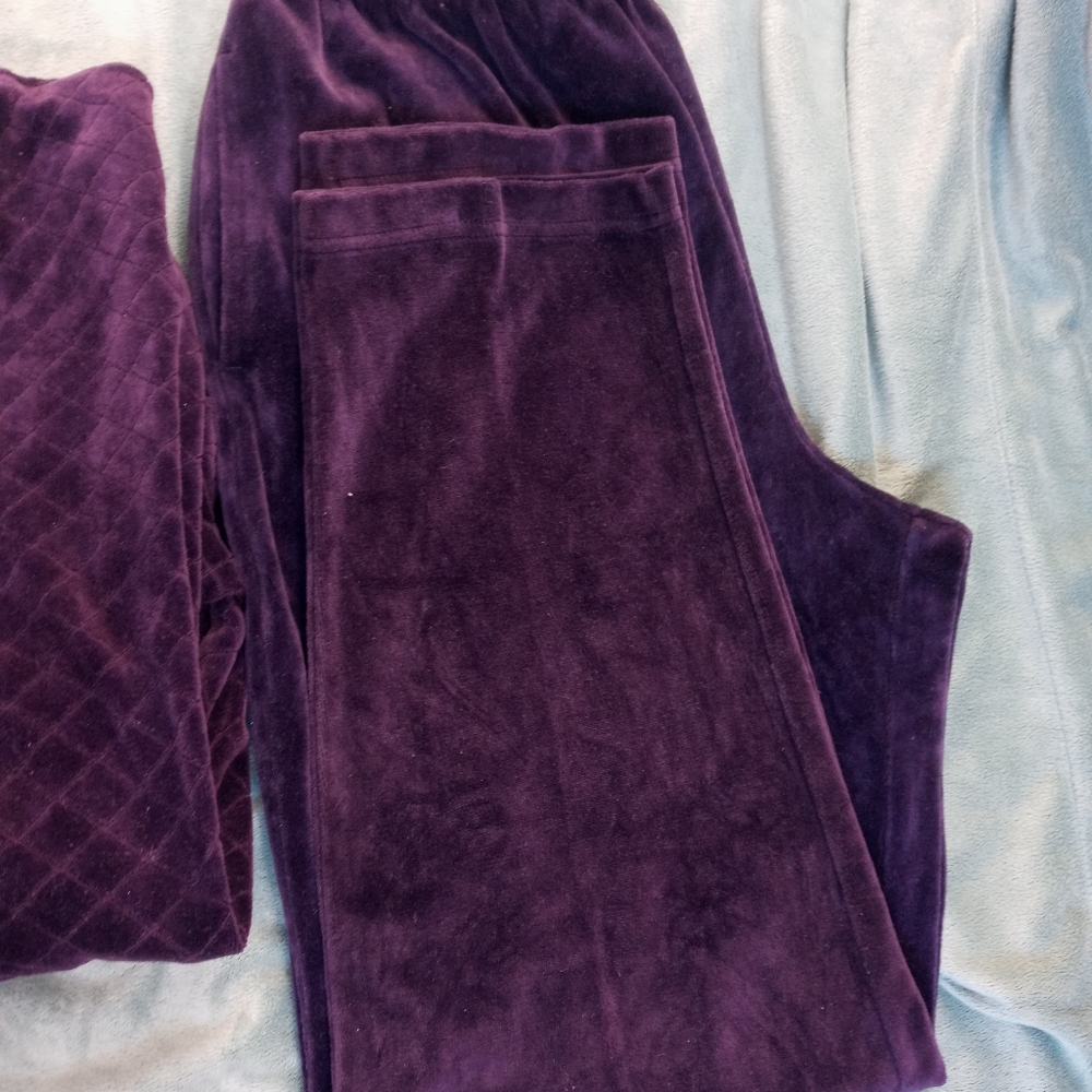 Lounge Wear - Picture 3 of 3
